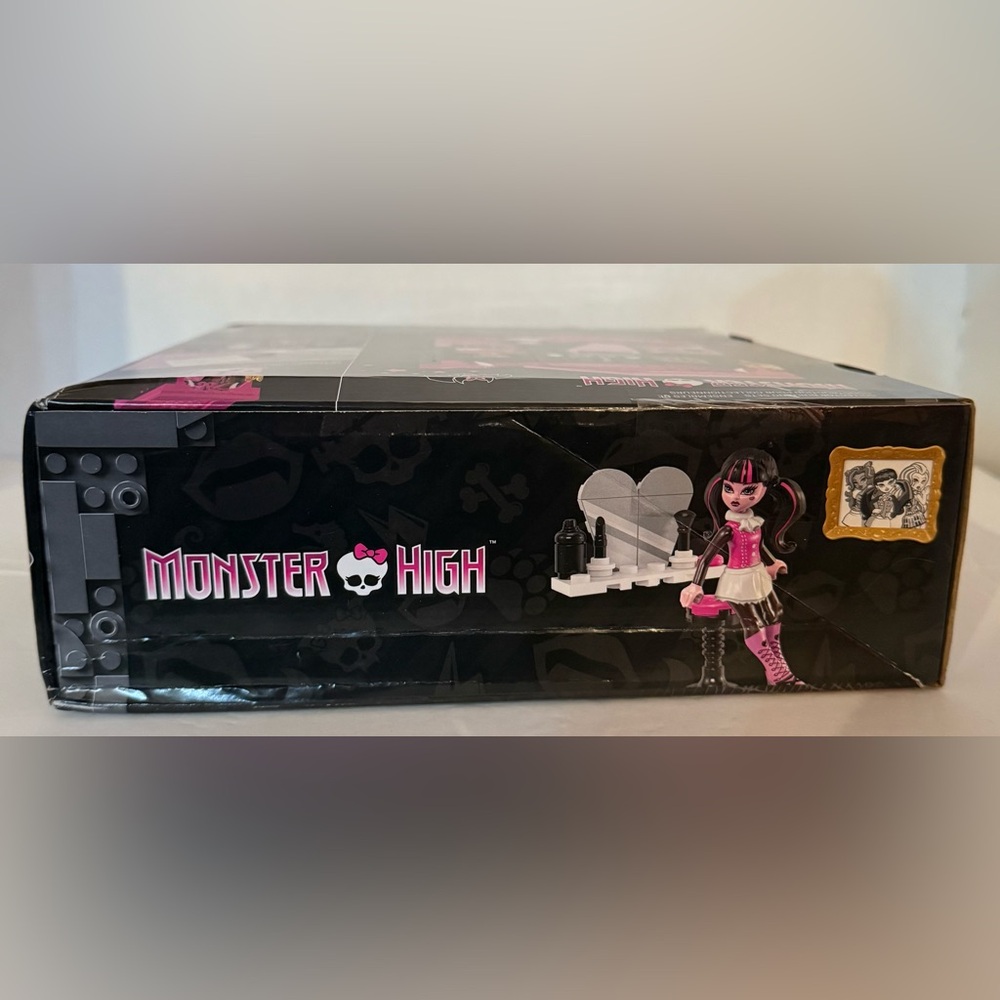 *SOLD DO NOT BUY*. Mega Monster High Draculaura’s Boo-k Crypt Building Set - Picture 12 of 15